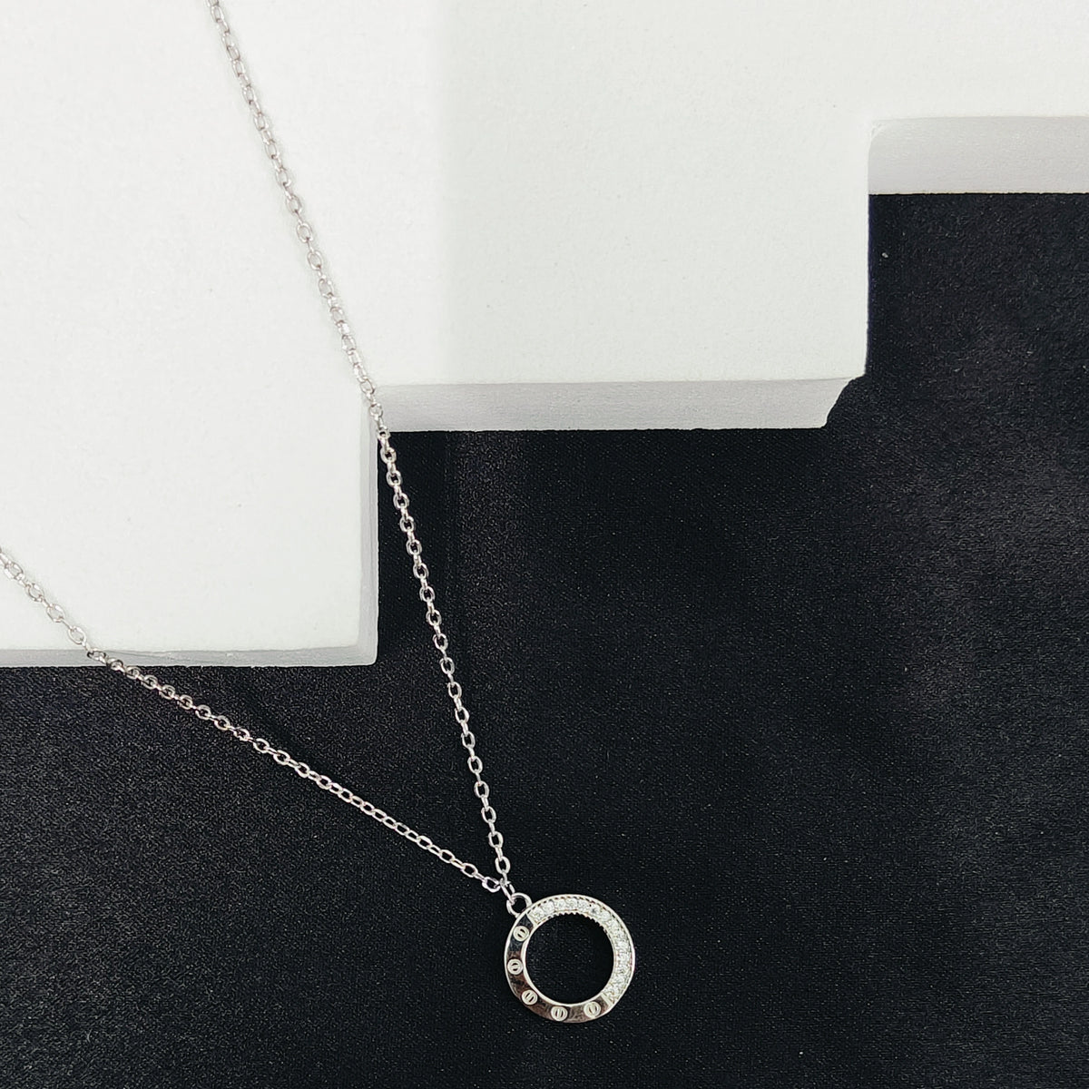 Elegant Circle Pendant Necklace b11pg5-jk.myshopify.com